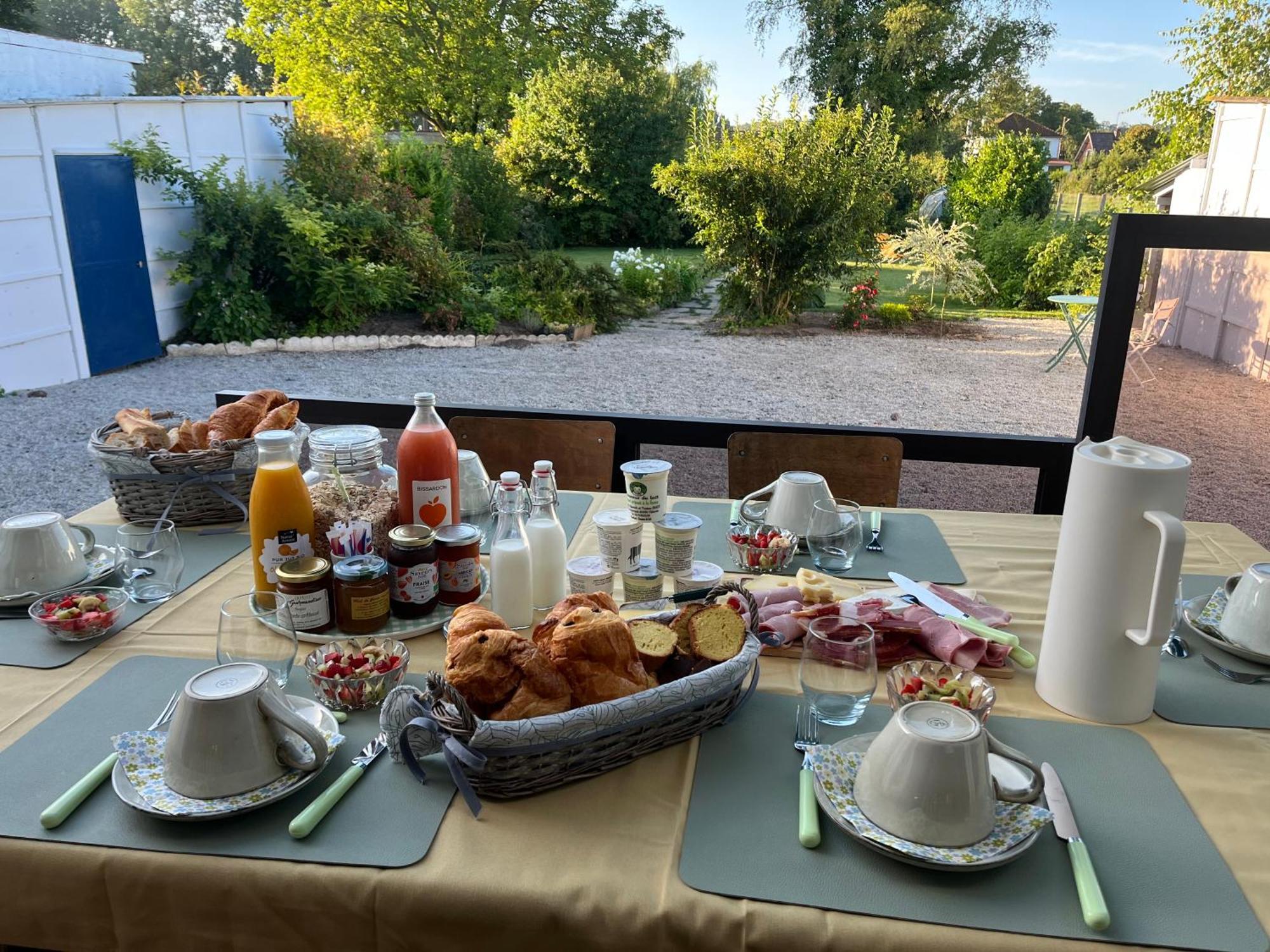 L Hirondelle 3 Bed & Breakfast Erondelle Exterior photo